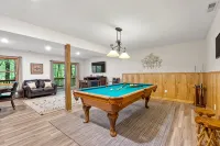 Beautiful LOG HOME-Poker & Pool Table, Xbox, Firepit,Jacuzzi tub,Week Specials!