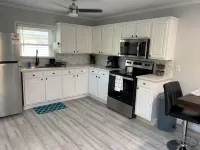 Charming 2-bedroom house with dock, AC, & Wifi. Enjoy kayaking2 min from beach - 3성급