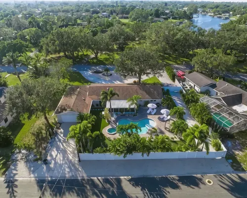 Pool, hot tub, putting green, pickleball, tiki bar, fire pit ウェスト・ブレイドゥントンのホテル
