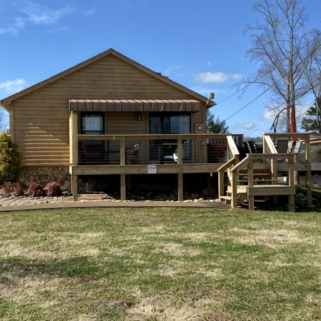 Lake front  cabin on main channel Douglass Lake Great for families