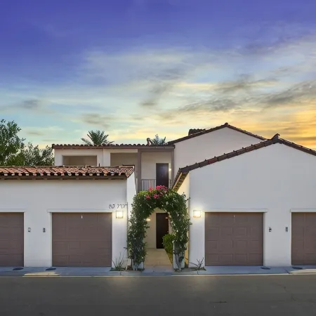 2 King Beds, 2 Bath, Poolside Villa with Loungers and Cabanas. Relax and Enjoy!