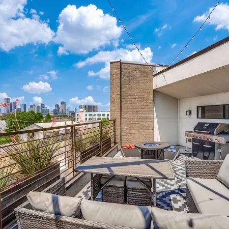 Modern 4 Story Townhome -5 minutes walk to Deep Ellum & Fair Park!
