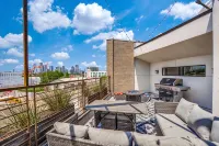 Modern 4 Story Townhome -5 minutes walk to Deep Ellum & Fair Park! - อ่างจากุชชี่