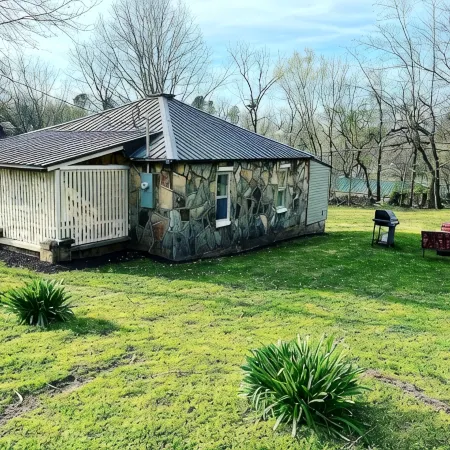 River Rock Cabin - Near Spring River and Main St