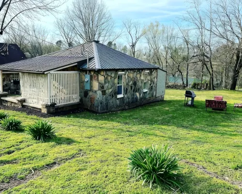 River Rock Cabin - Near Spring River and Main St Hotels in Mammoth Spring