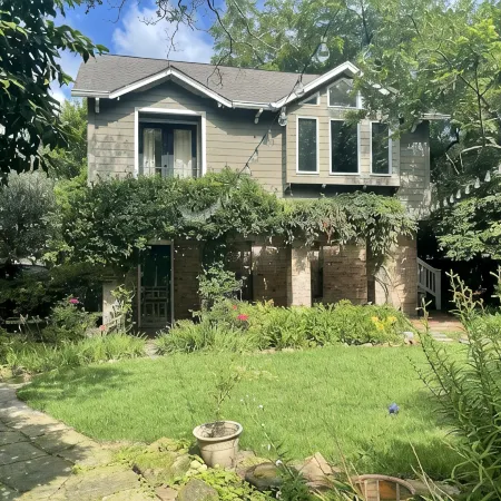 Garden 1BR Cottage off Devine St in Historic Columbia home
