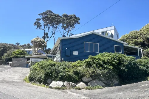 BINALONG BEACH COTTAGE  Beachfront Next door to restaurant. King Bed for couples