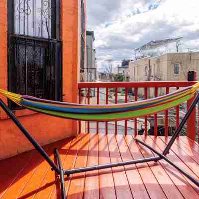 Charming 2-bedroom Brownstone with Bar and Balcony in enchanting Brooklyn Others