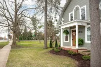 Charming 1 Bed Historical Apartment - Steps to Downtown Midland - Wifi