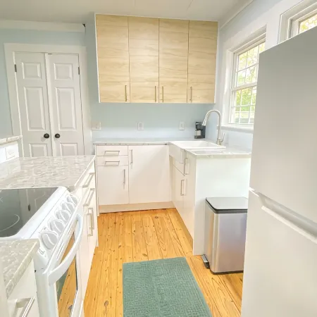 Clean Cozy Cottage Downtown Camden
