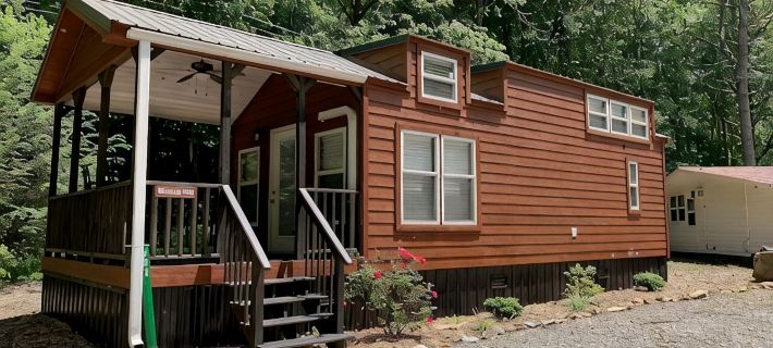 Tiny Home only 1 mile to Vogel State Park!  Wandering Wood at the Reece Farm Vlg Hotels in Union County