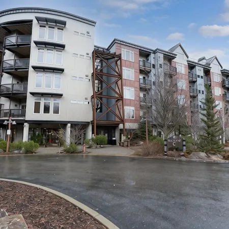 Amazing Unit! Sleeps 5. Swim or Ski out your front door. On site at Silver Mt.