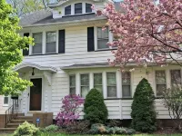 Entire home in quaint neighborhood -walk to restaurants and close to everything! โรงแรมในรอเชสเตอร์