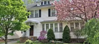Entire home in quaint neighborhood -walk to restaurants and close to everything!