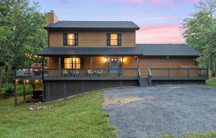 5BR Private Mountain Game Cabin! Hot Tub, Fire Pit