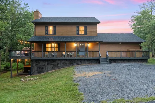 5BR Private Mountain Game Cabin! Hot Tub, Fire Pit