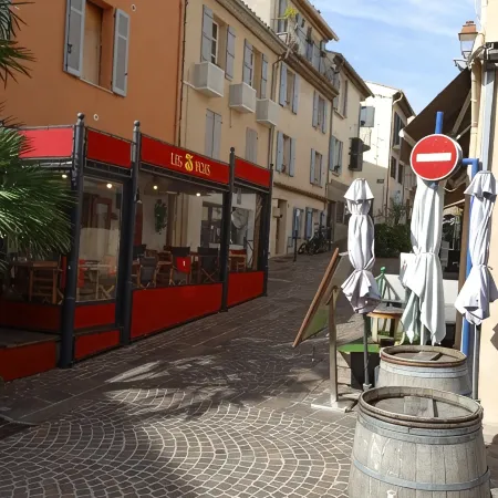 Studio 2 Personnes Centre Ancien de Sainte Maxime a 300 M Plage et Port