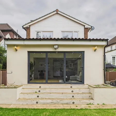 Modern 4 Bedroom Spacious House with Garden and Free Parking