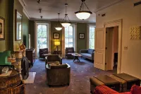 Spacious & historic residence in downtown, a 15-min walk to most venues & events - Condos