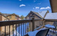 Beautiful 3 bedroom with private hot tub, walkable to town and trails
