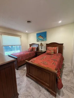 Island Living, Within Walking Distance To Beach Restaurants Shops Parks Marina - 4-Star