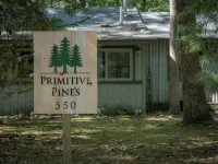 Quaint and cozy log  and knotty pine cabin close to lakes. Hotels in Harrison