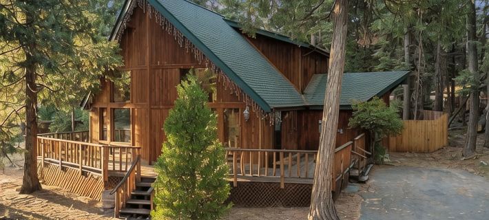 Cozy Cabin in the Woods with Comforts, Hot Tub, Walk to Lake Hotel di Plumas County