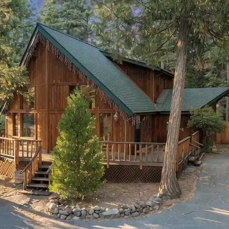 Cozy Cabin in the Woods with Comforts, Hot Tub, Walk to Lake