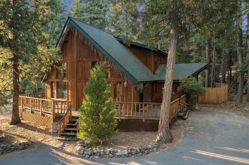 Cozy Cabin in the Woods with Comforts, Hot Tub, Walk to Lake - 4つ星