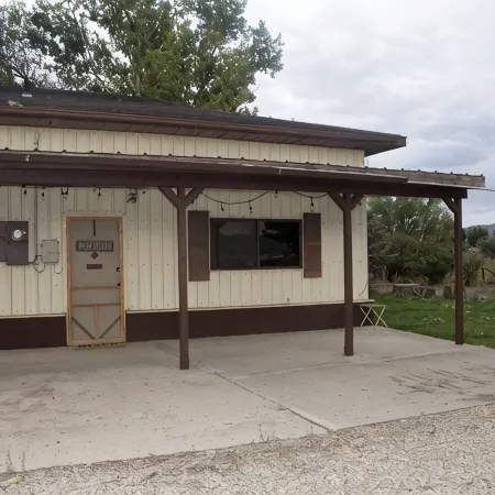 Western Charm Getaway, Spacious 2Br Near I-70 in Salina. Single Level No Stairs