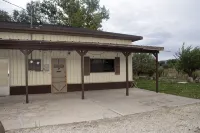 Western Charm Getaway,  Spacious 2Br Near I-70 in Salina. Single Level No Stairs