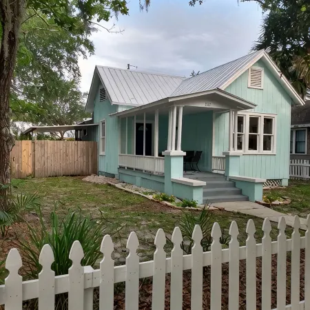 Charming bungalow in Sanford's historical district