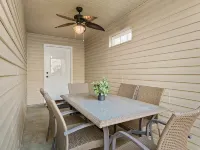 Stunning Cottage home with King bed! Pet-friendly! Hotels in Enterprise