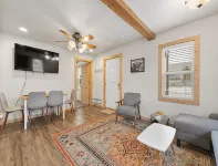 Cute Custer Cottage - Walk to restaurants and shopping