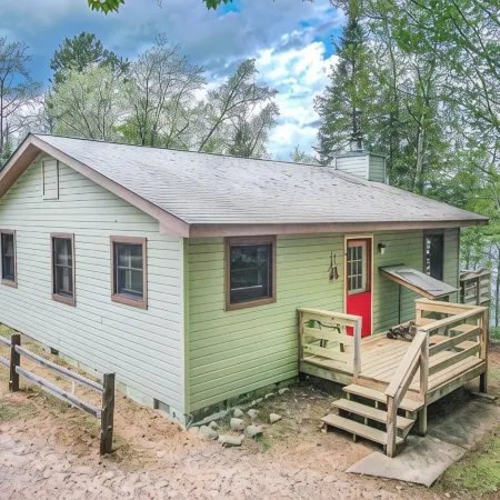 3BR Lakefront Cabin with WiFi & Private Docks