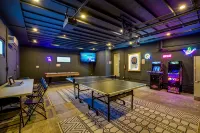 Fire Pit! Patio! Game Room! Hot Tub! Sun Room! Minutes to Baraboo & Dells