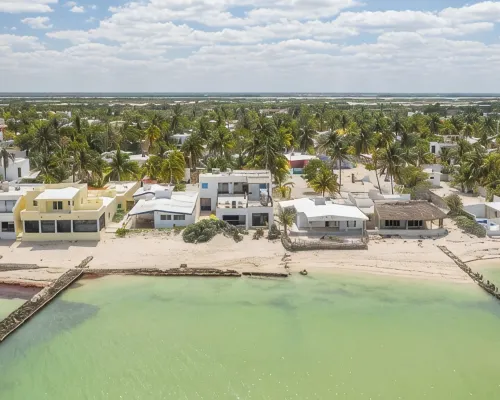 Coastal Casual Bliss: Beach + Pool + Rooftop Deck + Generator + Fast Internet Hotels in Chelem