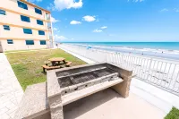Oceanfront 2Br Condo w/ Balcony & Flexible Sleeping Setup, Unit 338 - Wifi