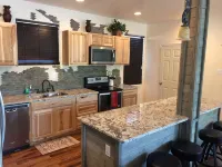 Lake of the Ozarks Spacious Home with Great Dock & Lakeside Bar in No Wake Cove - 4 tähden