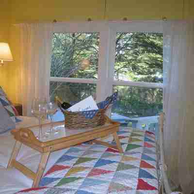 Cozy, Romantic Cottage just 3 minutes from the village of Mendocino! Rooms