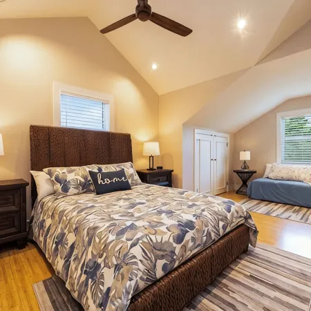 OFF THE HOOK - 3 Bedroom / 3 Bathroom W/ Pool & Parking