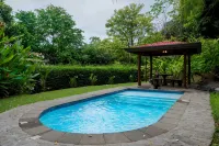 Family Friendly Waterfall Home with pool & Wi-Fi / 7p