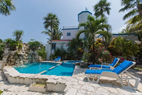 Beachfront Villa with pool & waterfall: Gorgeous sandy beach - maisons de vacances