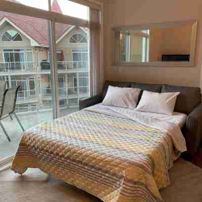 Top floor unit in Discovery Bay with lake views from the patio! Rooms