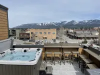 Luxury Whitefish Penthouse w/Hot Tub on Central Ave - 욕조