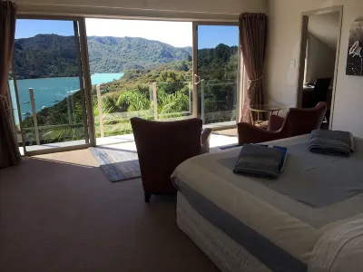 Incredible harbour views, secluded four bedroom character villa, private drive Hotels in 