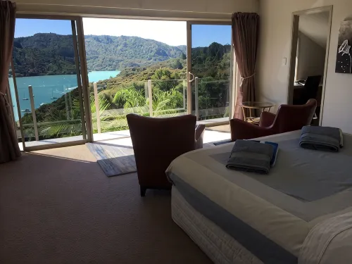 Incredible harbour views, secluded four bedroom character villa, private drive - 빌라