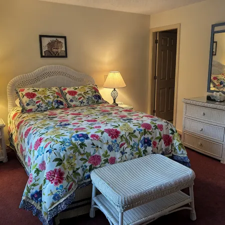 Well appointed Townhouse,great location w/lovely mountain view,pool & tennis,A/C