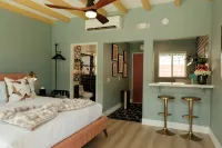 Mod Retreat in Vibrant Palm Springs - Villas
