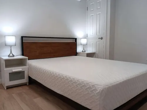 Private Bath Living Room Basement Suite with Shared Entry Shared Entry & Kitchen - บังกะโล